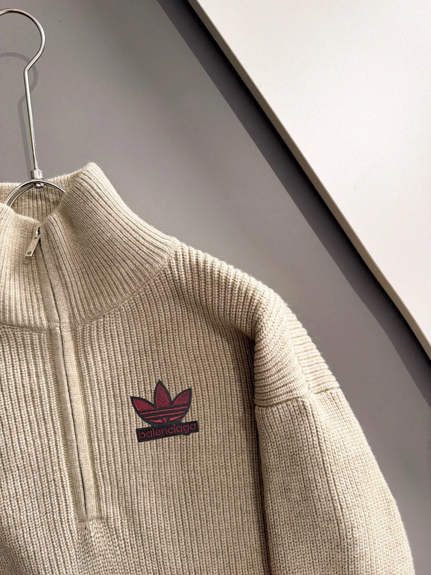 The latest knitted sweaters from Paris Clover's 2026 autumn and winter official website are on sale at the same time at Hot Sale! Specially made of wool blended fabric. It feels comfortable and can be directly in contact with the skin. The logo badge is exquisitely embroidered, which is extremely eye-catching! The details highlight the fashionable charm of big brands. Exquisite workmanship. Three-dimensional cutting style. The wearing effect is invincible and handsome! All three standards are complete! Sizes:M-3XL
